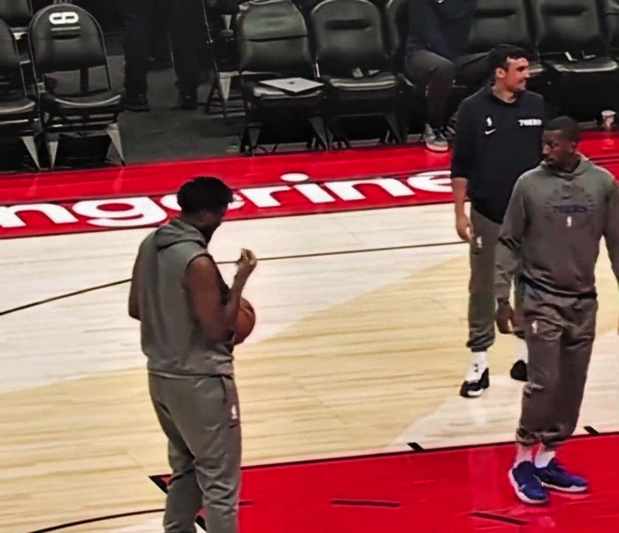 挺猎奇呀恩比德抠完腚