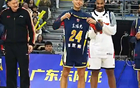 广东男篮官方入队仪式：朱芳雨给4新援发球衣 崔永熙暴扣杜锋大笑